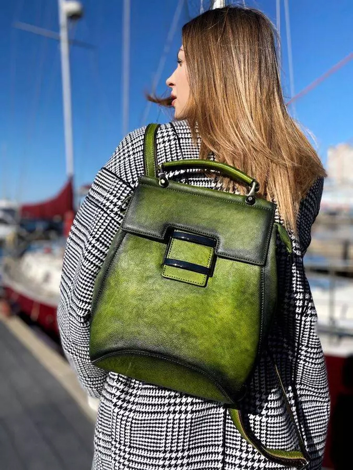 Как правильно использовать женскую сумочку в создании неповторимого образа